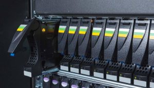 این تصویر نمایی از هارد HP با ظرفیت 146GB و رابط SAS است که با سرعت چرخش ۱۵۰۰۰ دور در دقیقه طراحی شده است. این محصول برای استفاده در سرورهای اچپی طراحی شده و به دلیل عملکرد بالا گزینهای مناسب برای محیطهای سازمانی به شمار میآید. تصویر توسط تیم تیکاسرور تهیه شده است.